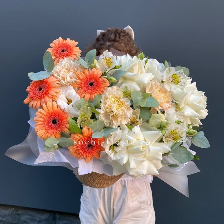 Розы и герберы в джутовом кашпо "Георгино" в Балашихе