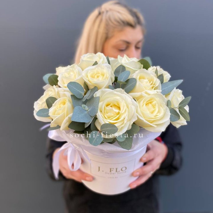 15 белых роз в боксе в Балашихе