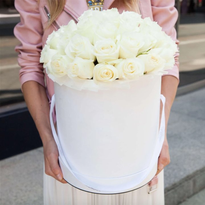 35 белых роз в цилиндре в Балашихе