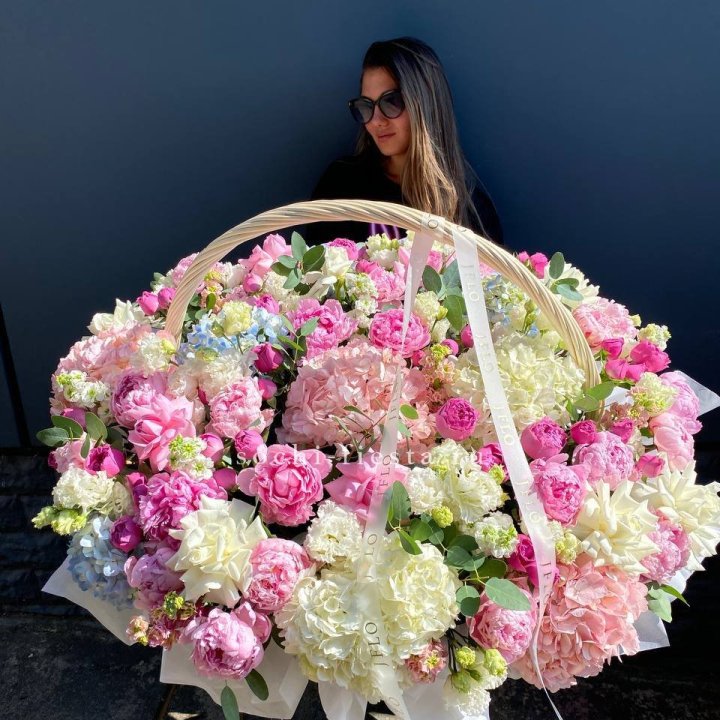 Цветочная корзина из пионов и пионовидных роз "Перфекте" в Балашихе