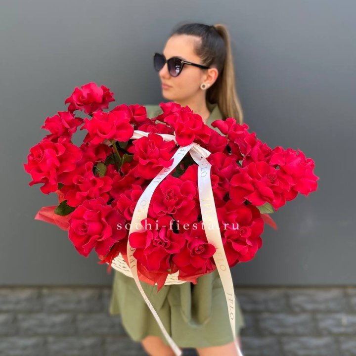 Красные французские розы в корзине в Балашихе