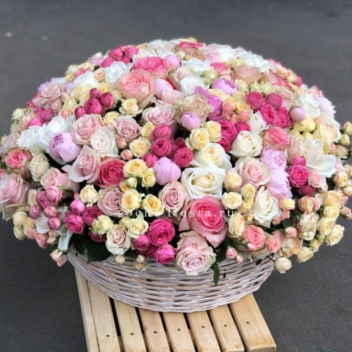 Цветочная корзина из пионов и пионовидных роз "Юниверсити" в Балашихе