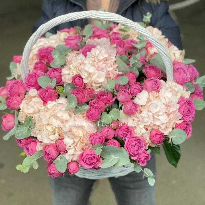 Корзина с гортензией и Мисти Баблс в Балашихе