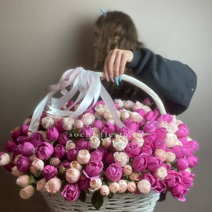 Премиум корзина пионовидных кустовых роз в Балашихе