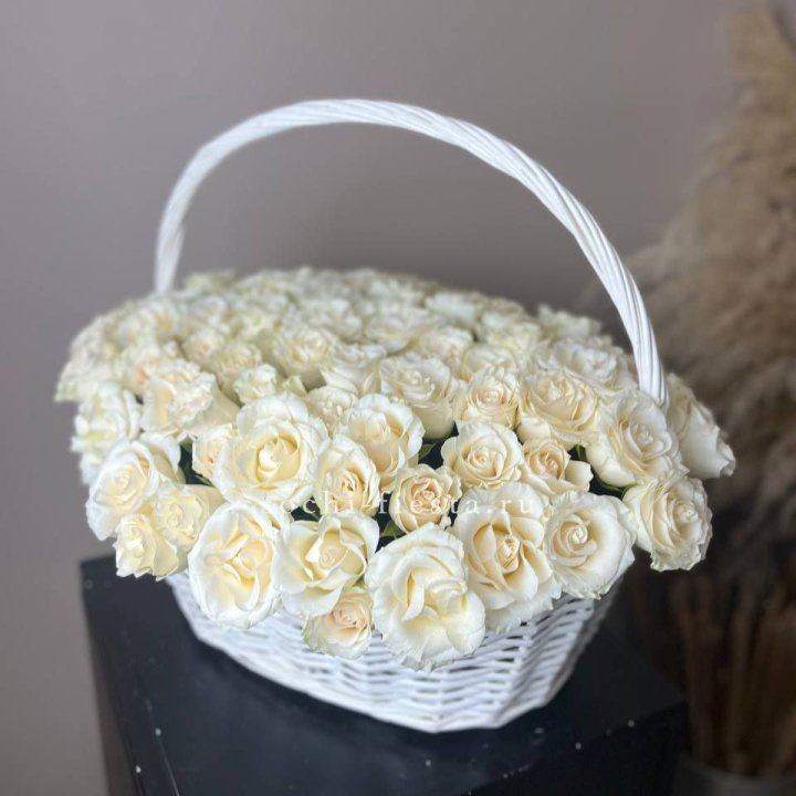 101 белая роза в корзине в Балашихе