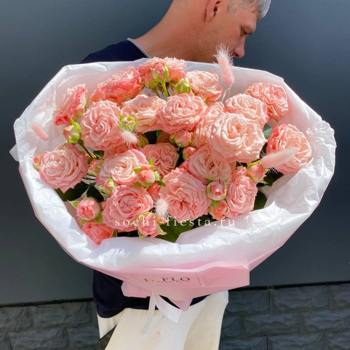 Пионовидные розы Мадам Бомбастик в Балашихе