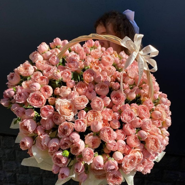 Корзина из пионовидных роз в Балашихе