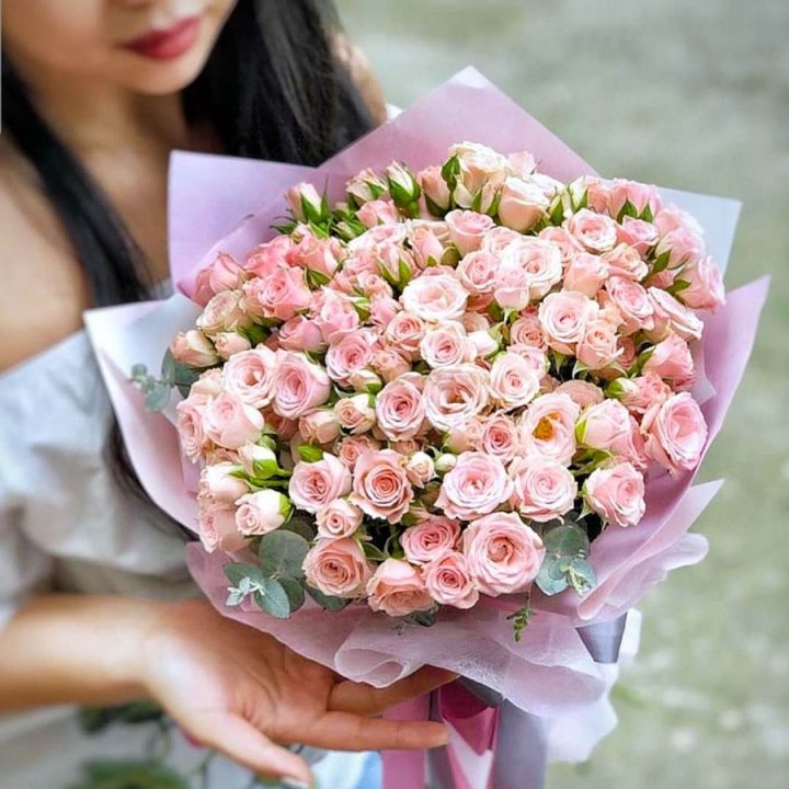 Кустовые розы с эвкалиптом в Балашихе