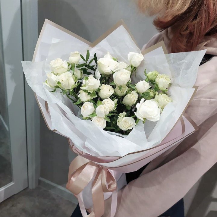 Белоснежные кустовые розы в Балашихе