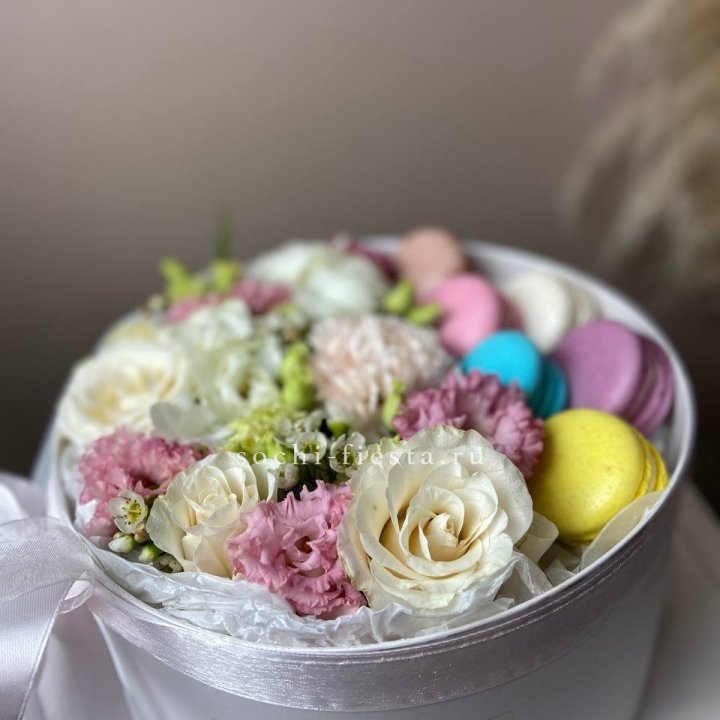 Цветы в цилиндре с макаронс "Прованс" в Балашихе