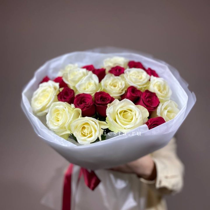 Букет их красных и белых 25 роз в Балашихе