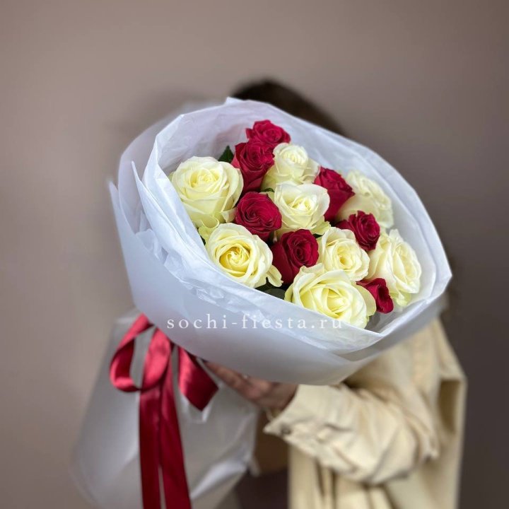 Букет из красных белых 15 роз в Балашихе