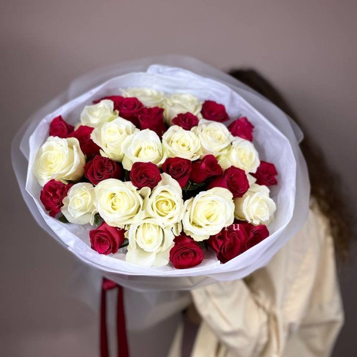 Букет из красных белых 35 роз в Балашихе