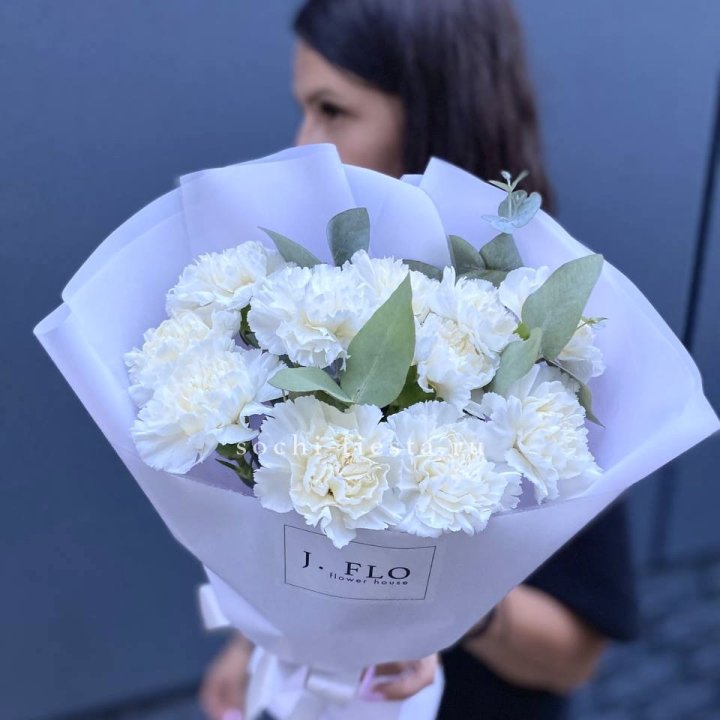 Букет белых диантусов с эвкалиптом в Балашихе