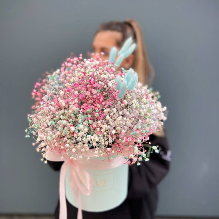 9 Радужных гипсофилы в шляпной коробке в Балашихе