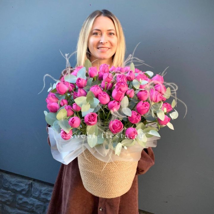 Пионовидные розы  в джутовом кашпо  в Балашихе