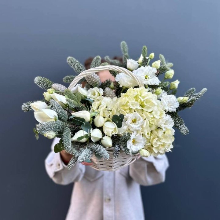 Новогодняя корзина с цветами в Балашихе