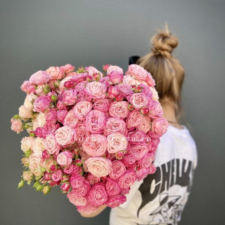 Охапка кустовых роз бомбастик пинк в Балашихе