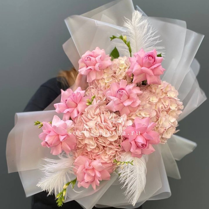  Букет  из гортензий и розовых роз в Балашихе