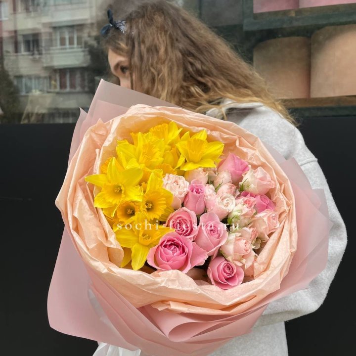 Букет роз и нарциссов в Балашихе