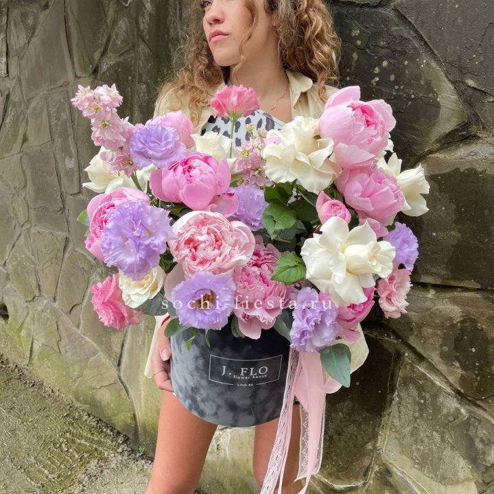 Дизайнерский цилиндр с пионами в Балашихе