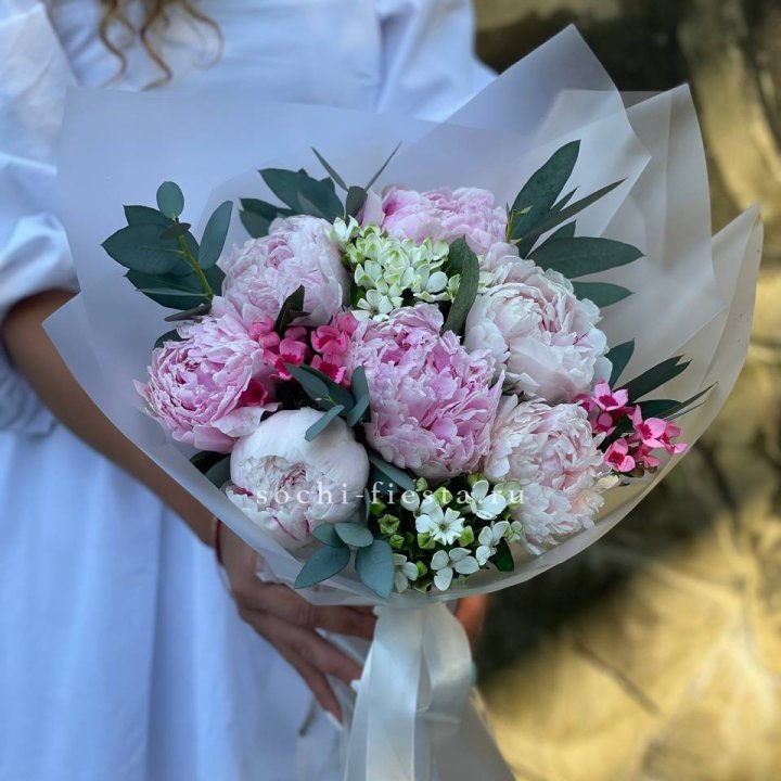 7 зефирных пионов с эвкалиптом в Балашихе