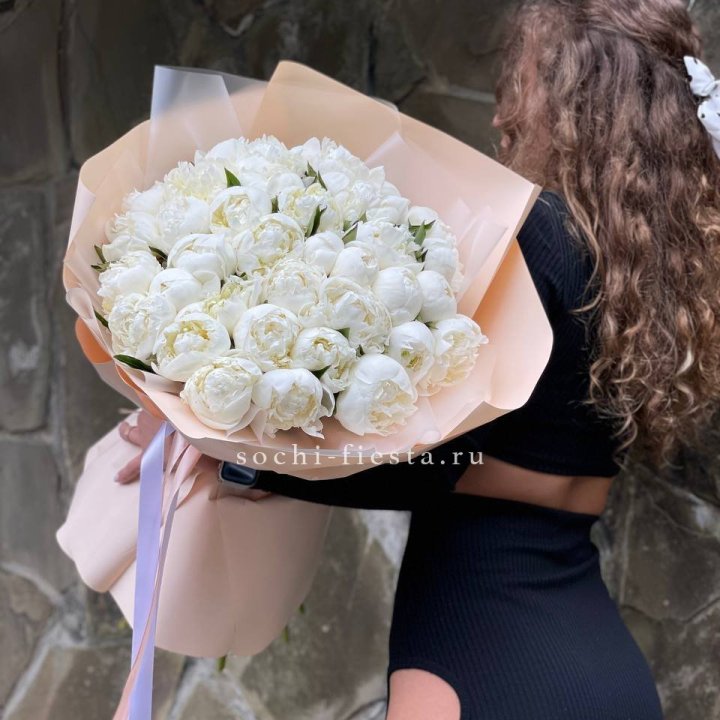 35 белых пион в Балашихе