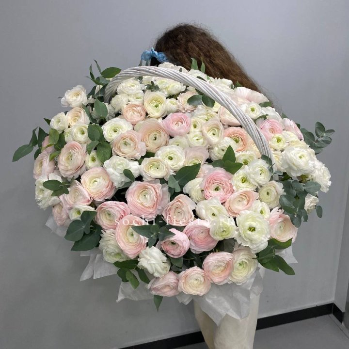 Ранункулюсы в корзине в Балашихе