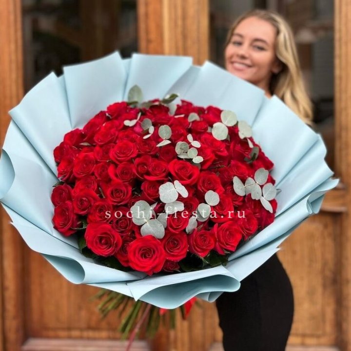 101 красная роза с эвкалиптом в Балашихе