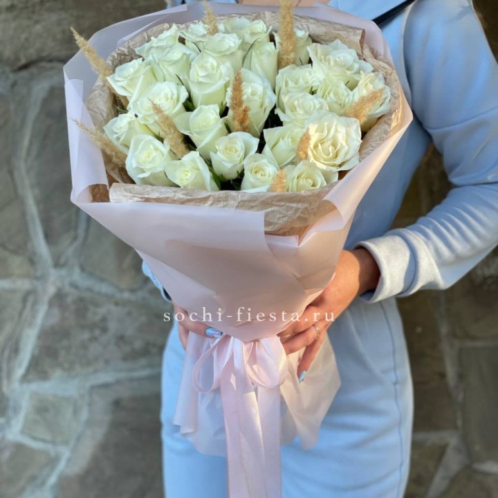 25 белых роз с сухоцветами в Балашихе