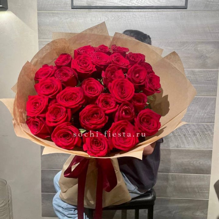 37 красных роз в крафте в Балашихе
