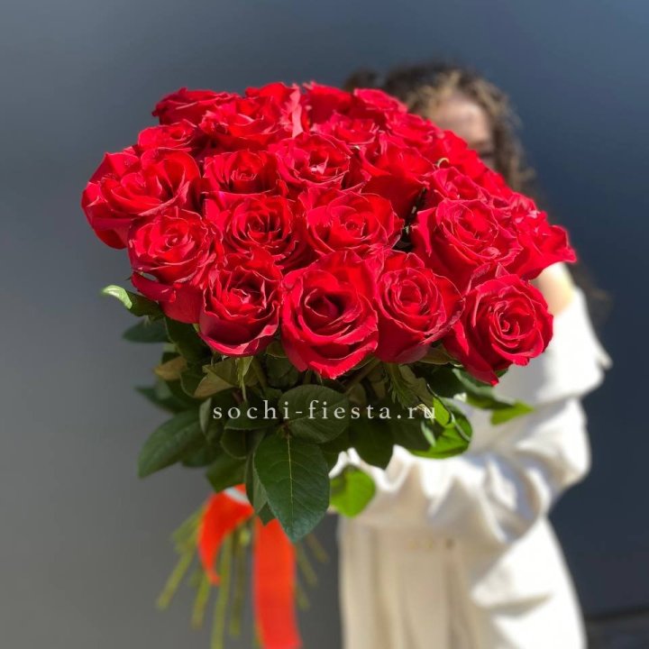 25 высоких красных роз в Балашихе