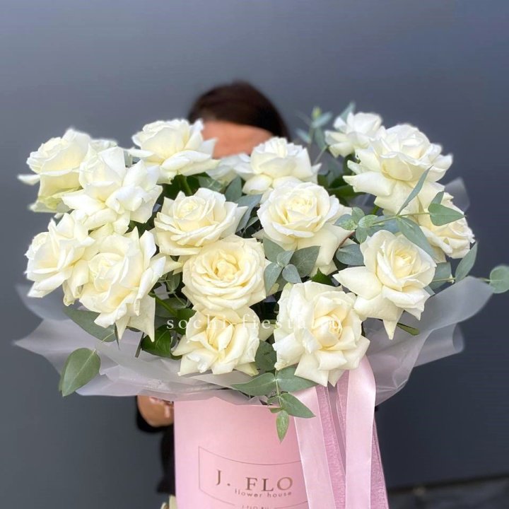 17 Французских белых роз в боксе в Балашихе
