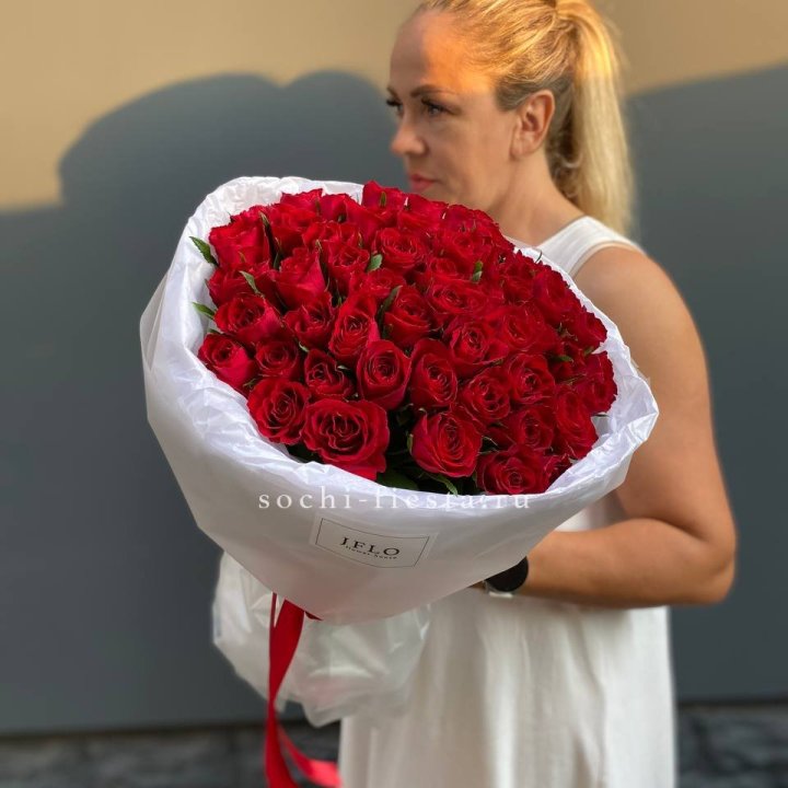 51 роза мадам ред в нежном оформлении в Балашихе