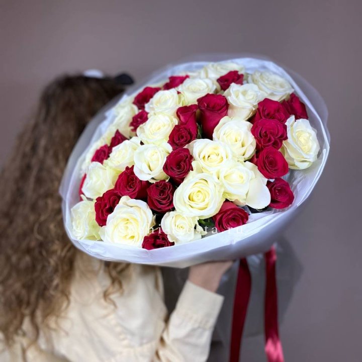 Букет из красных белых 45 роз в Балашихе