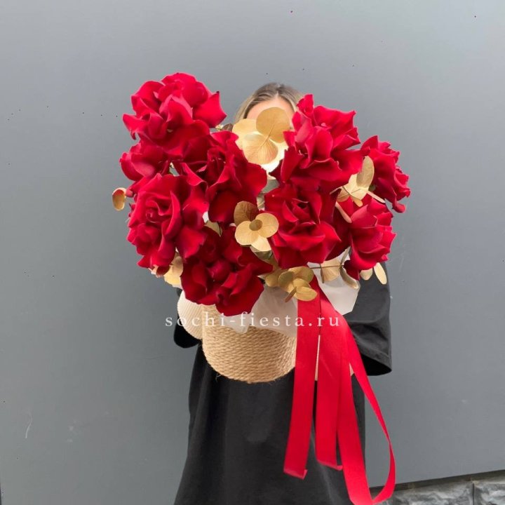 Красные французские розы в джутовом кашпо в Балашихе