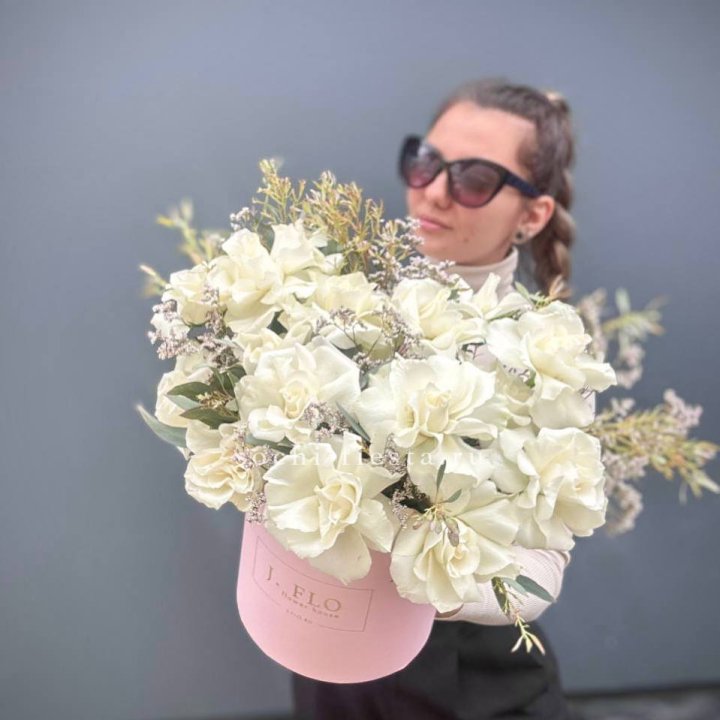 17 Французских белых роз в коробке Афина в Балашихе