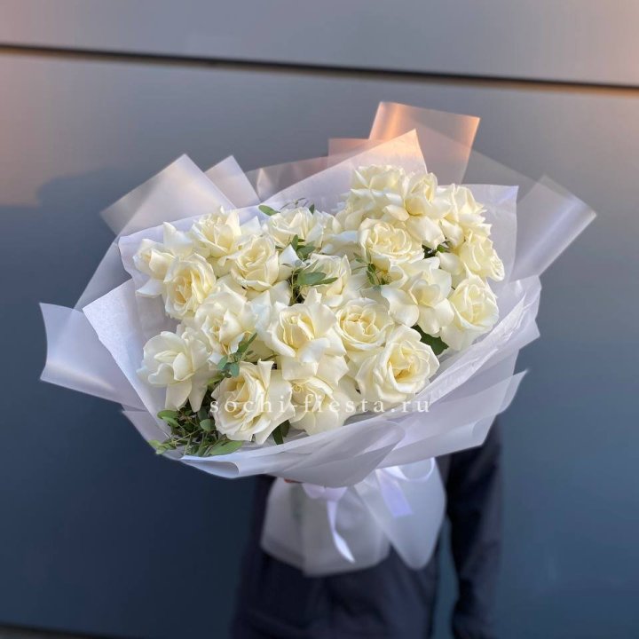 Пышный букет из белых роз в Балашихе