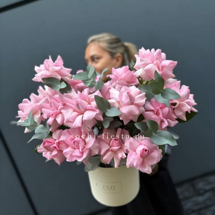 17 Розовых французских роз в боксе в Балашихе