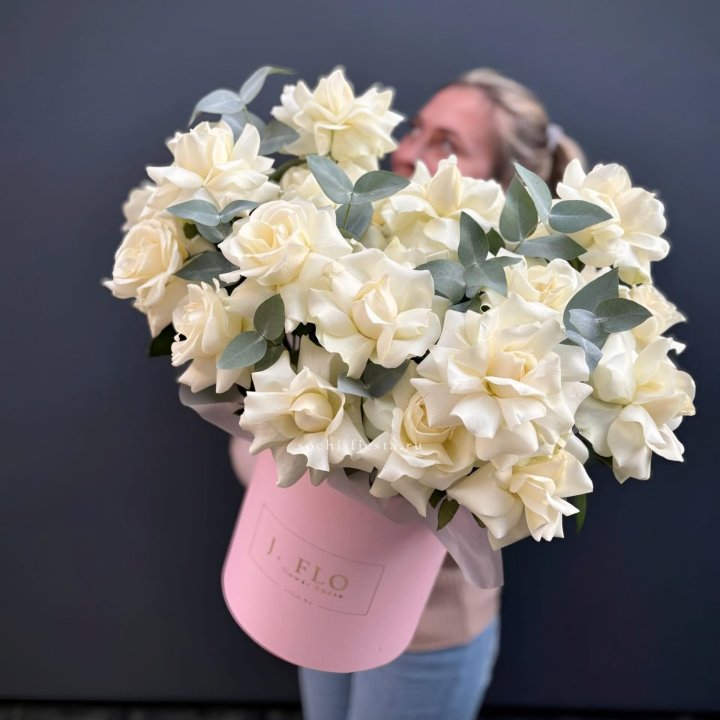 25 Французских белых роз в боксе в Балашихе