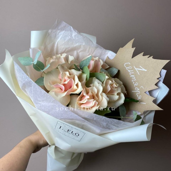 Букет кремовых роз к дню знаний в Балашихе