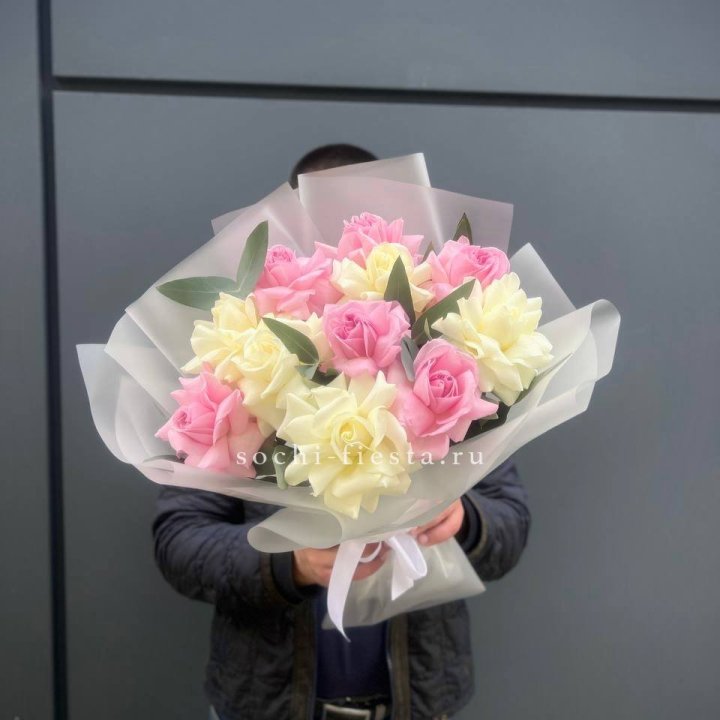 11 бело-розовых роз в Балашихе