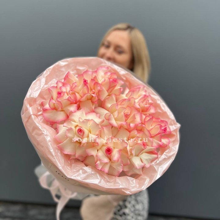 9 французских роз Джумилия в нежном оформлении в Балашихе