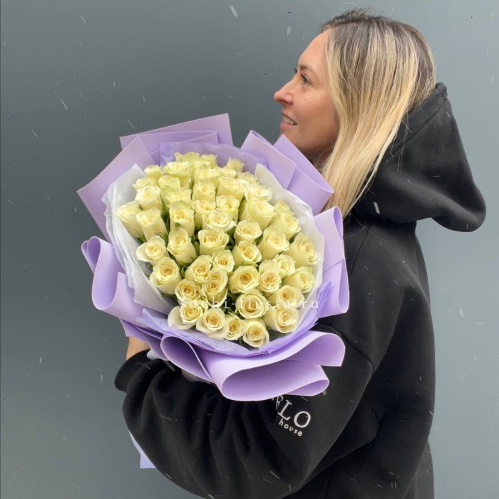 51 белая кенийская роза в оформлении в Балашихе