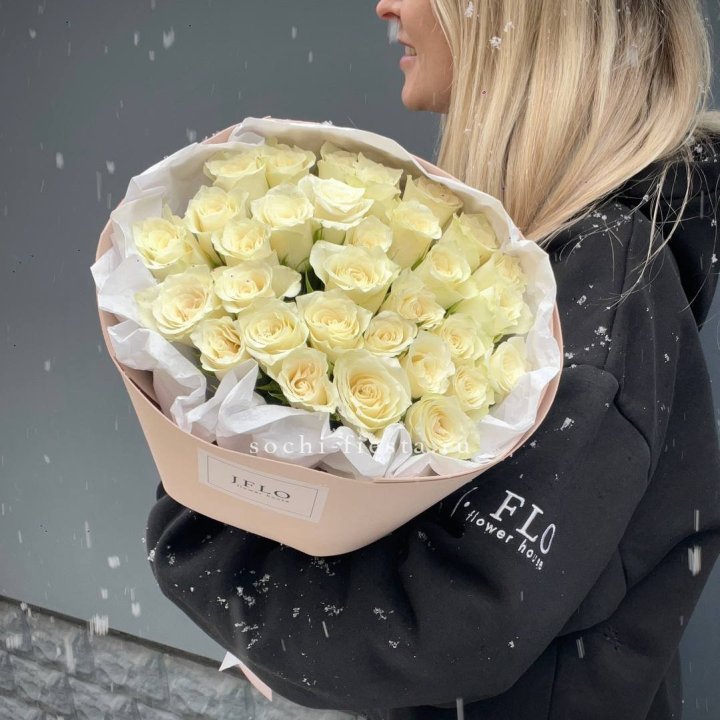 31 белая роза в оформлении в Балашихе