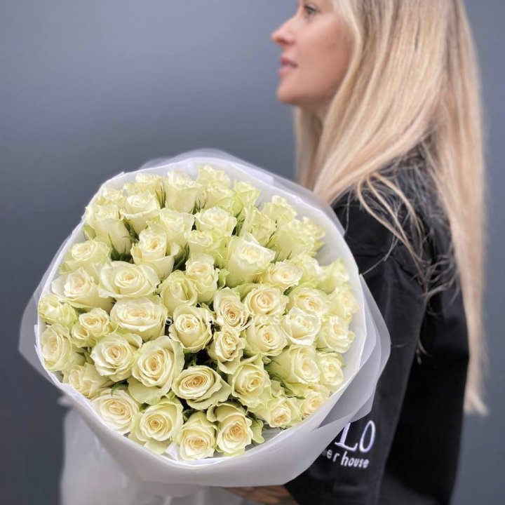 Воздушный букет из 51 белой кенийской розы в Балашихе