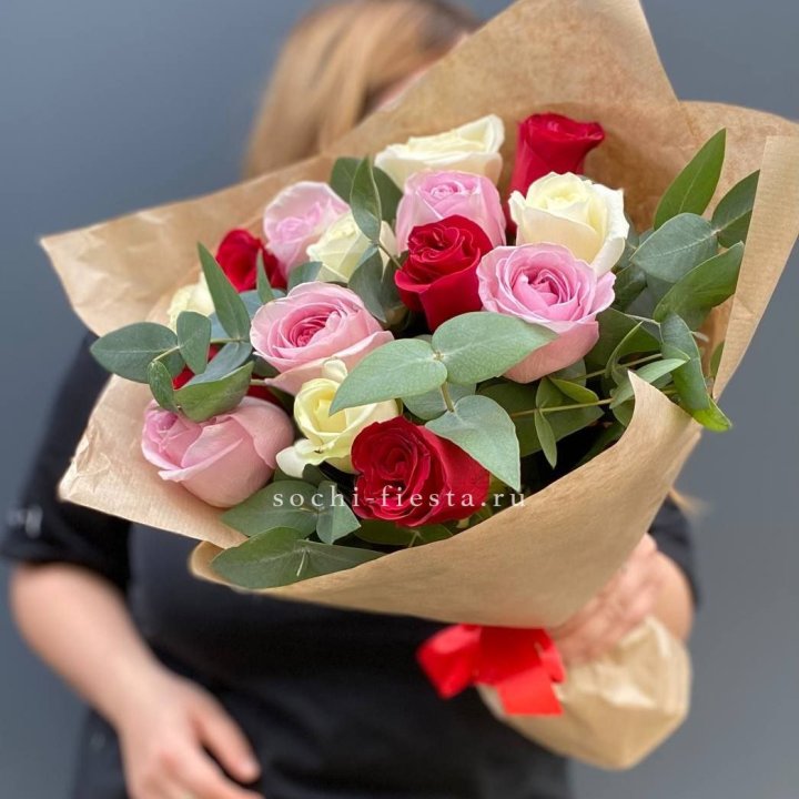 Букет из 15 роз с эвкалиптом в Балашихе