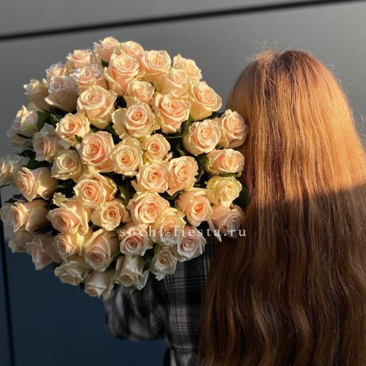 Охапка кремовых роз в Балашихе