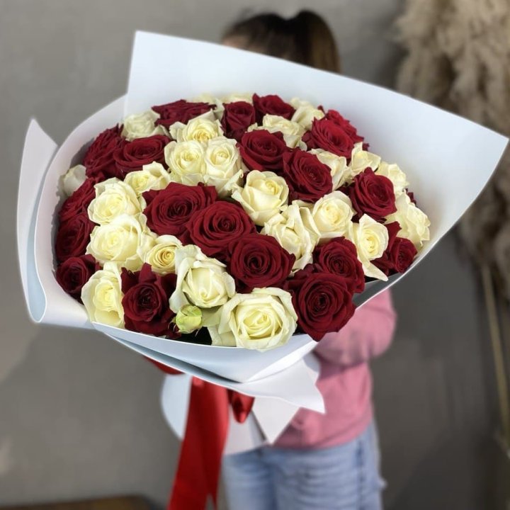 51 красная и белая роза в Балашихе