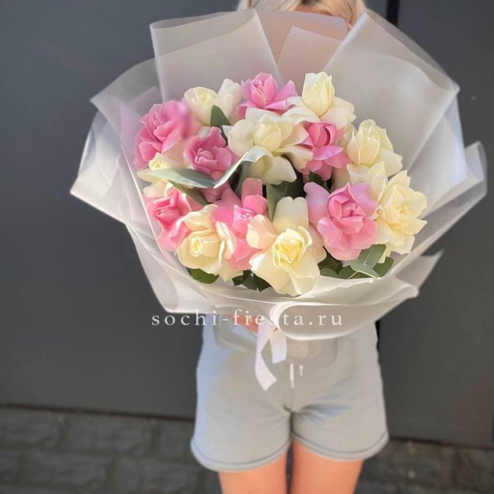 15 бело-розовых роз в Балашихе